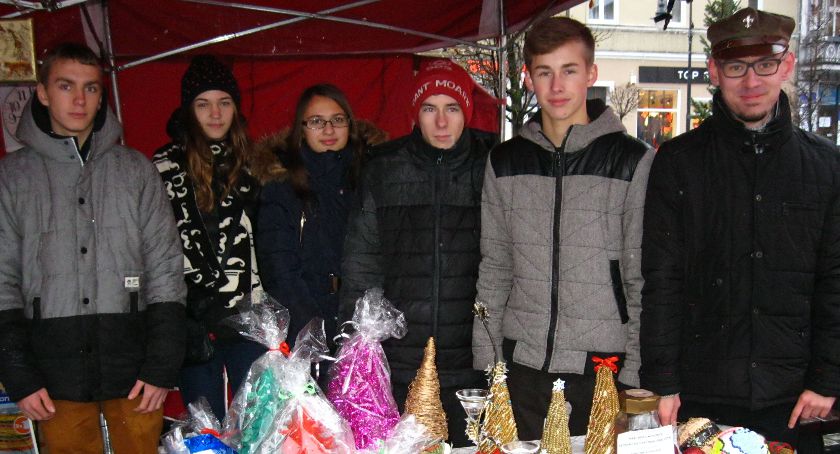 Jarmark w strugach deszczu