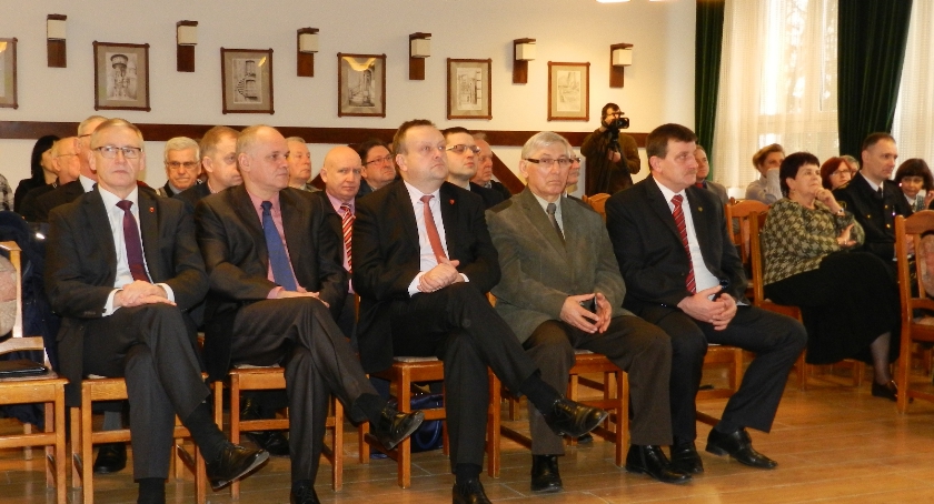 Ludzie pomagają policji