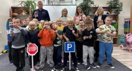 Zdjęcie przedstawia: Policjanci odwiedzili uczniów z Zielenia i Ryńska