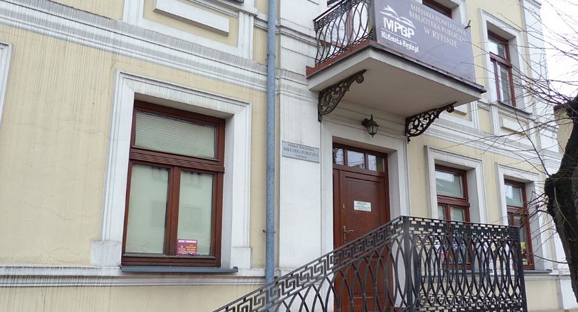 Uchylone drzwi biblioteki