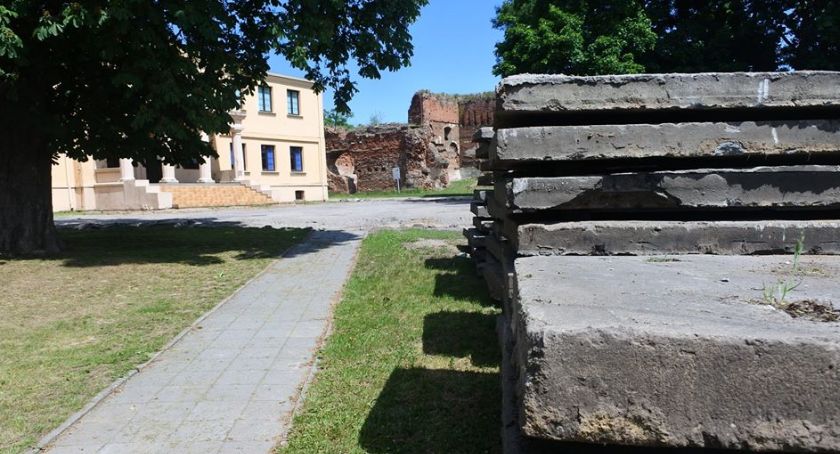 Rewitalizują teren wokół ruin zamku