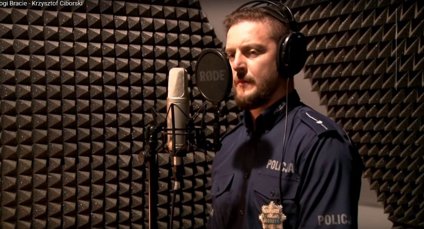 Śpiewający policjant zyskuje sławę
