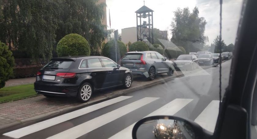 Wierni w Rypinie parkują, gdzie chcą