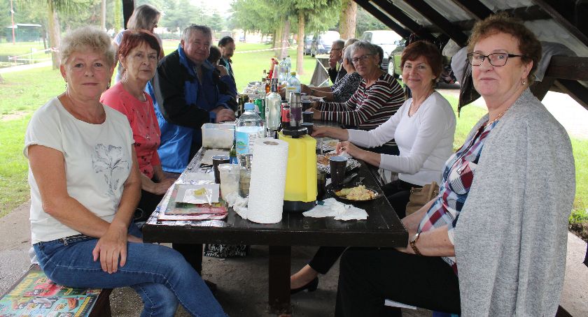 Seniorzy bawili się pod chmurką