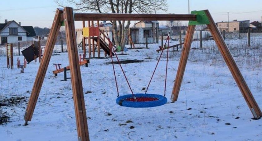 Przybywa urządzeń na placach zabaw