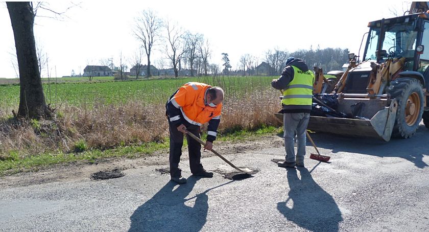 Znikają dziury w drogach i śmieci z poboczy