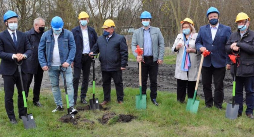 Uroczyście wbili łopaty