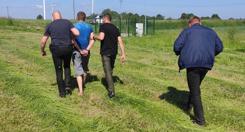 Wskoczył do rowu z wodą, i tak go złapali