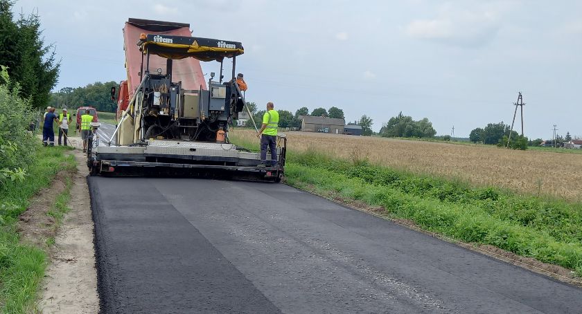 Remontują drogę z Sadłowa do Stępowa