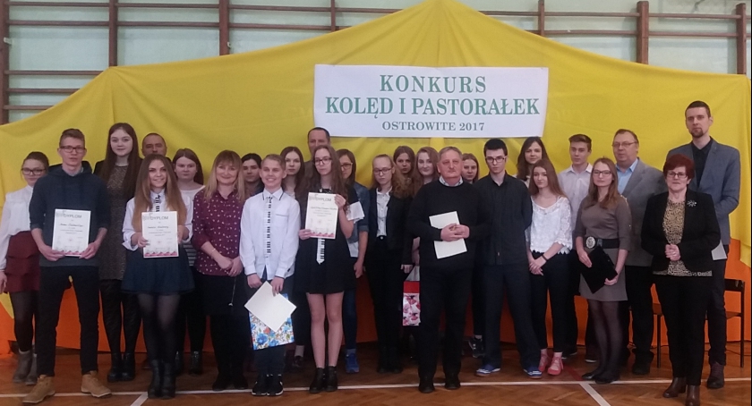 Kolędujący gimnazjaliści