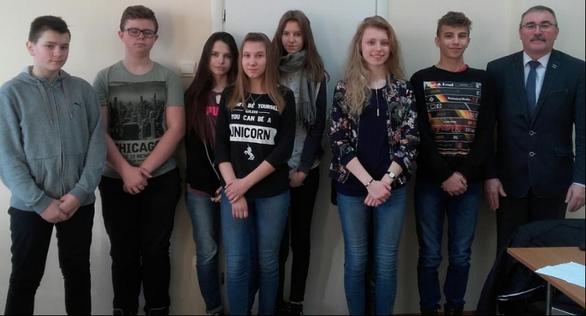 Uczniowie w Kowalkach poznają urząd od podszewki 