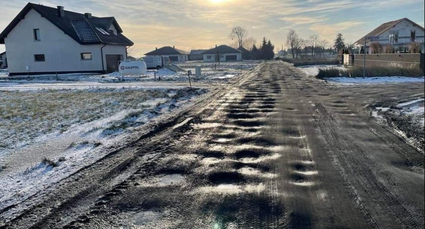 Mieszkańcy walczą o drogę