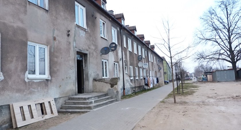 Zadyma na ul. Nowe Osiedle. W odwiedziny przyszli z... pałkami