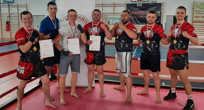Rypińscy fighterzy z medalami