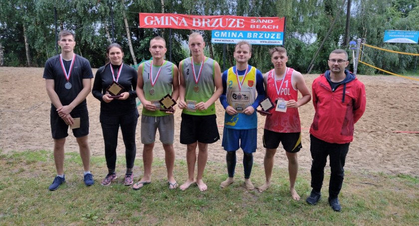 Deszczowy turniej siatkówki plażowej w Brzuzem