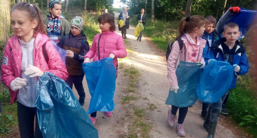 Uczniowie z Nadroża sprzątali świat