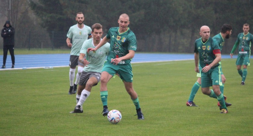 Lechowi wciąż wiatr w oczy. Pechowa porażka ze Sportisem [zdjęcia]