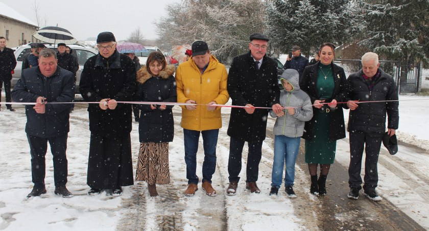 W Dębianach po równym asfalcie
