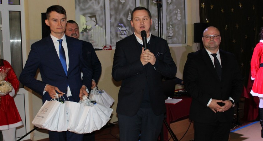 Poseł niczym Święty Mikołaj