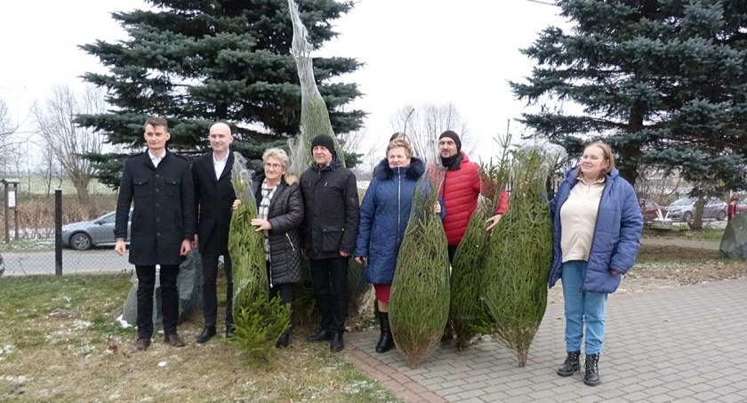 Wicestarosta i poseł rozdawali choinki [zdjęcia]