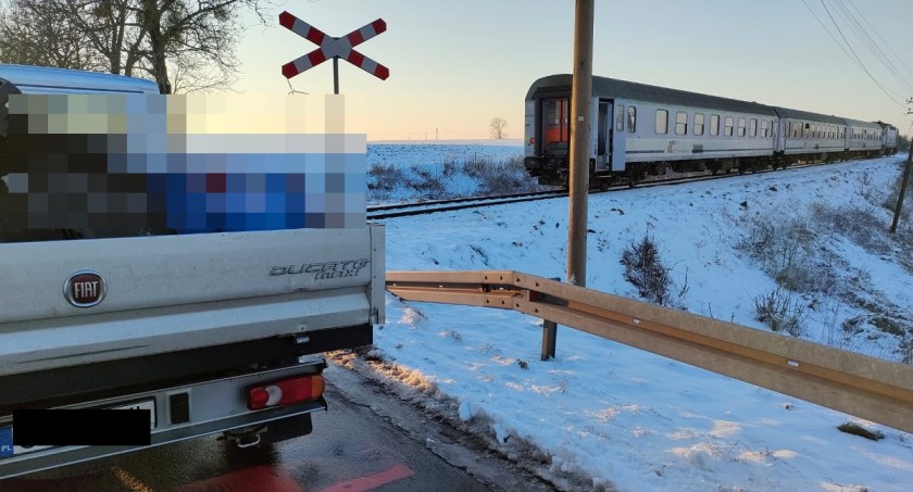 Samochód zderzył się z pociągiem!