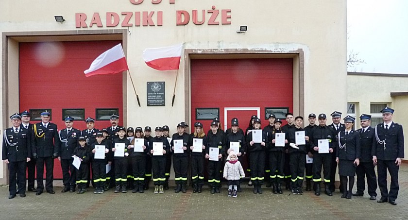 Ślubowanie młodych strażaków w Radzikach Dużych [zdjęcia]