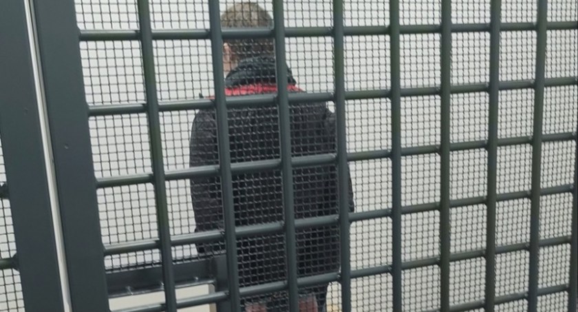 Bardzo chciał się... ogolić? Teraz posiedzi