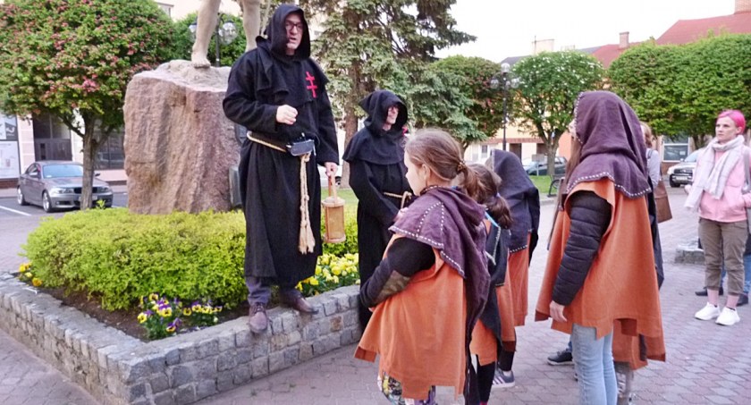 Zwiedzali miasto po ciemku [zdjęcia]