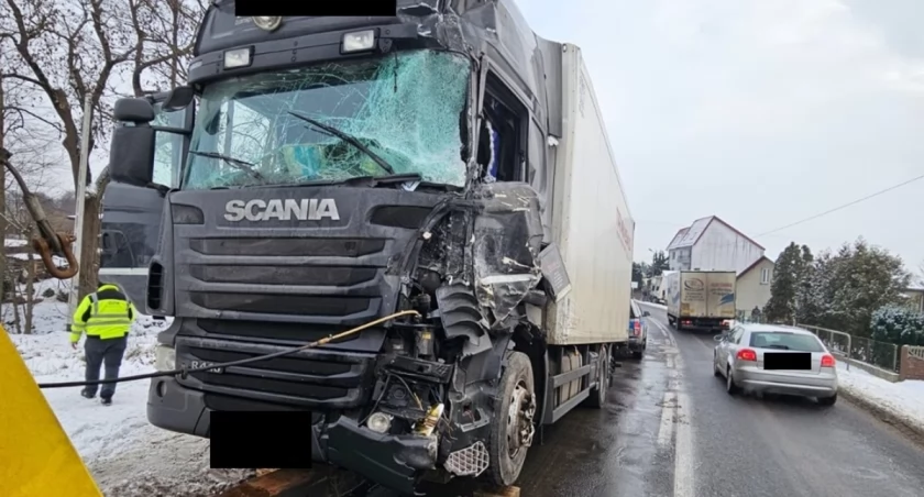 Tir wjechał w budynek