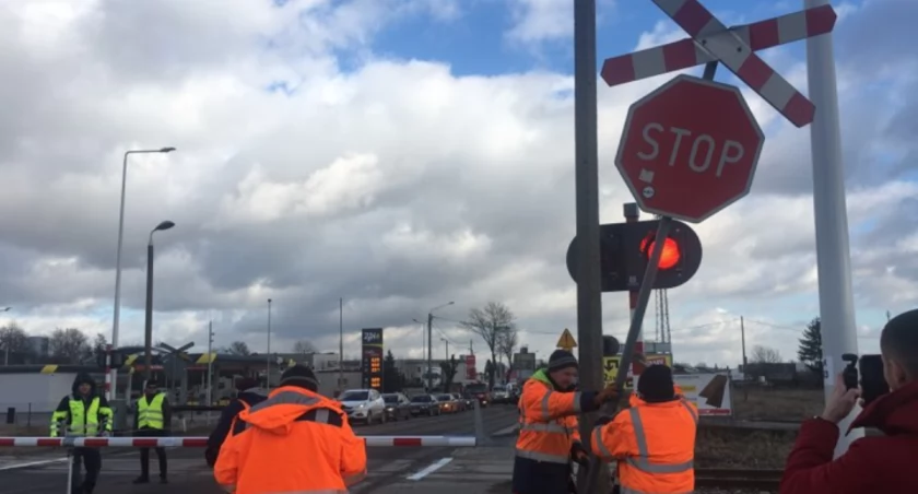 STOP zniknął z przejazdu 