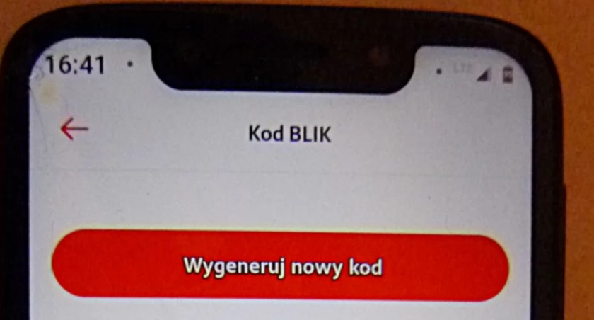 Policja ostrzega przed oszustwami „na blik”