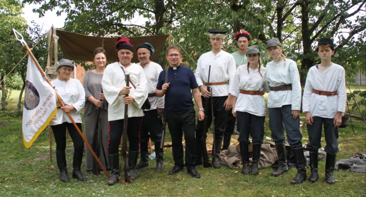 Biesiada w plebanijnym ogrodzie [zdjęcia]