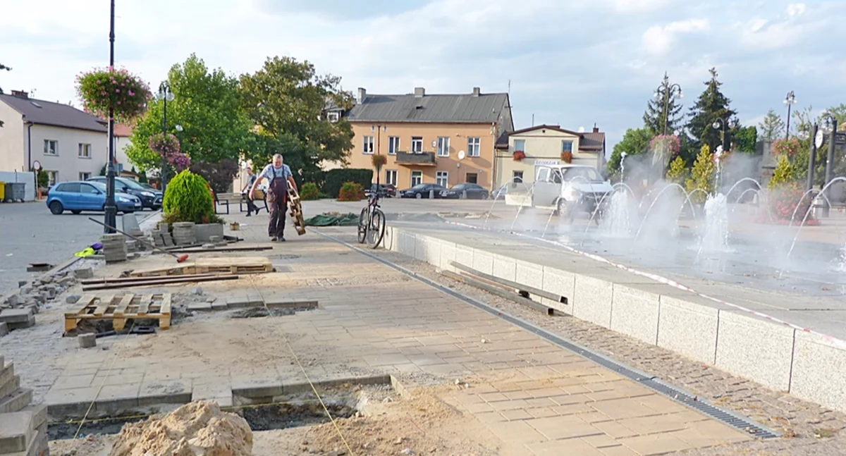 Zmiany na placu przy ul. Nowy Rynek [zdjęcia]
