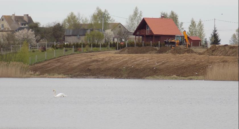 Walczą o brzeg jeziora