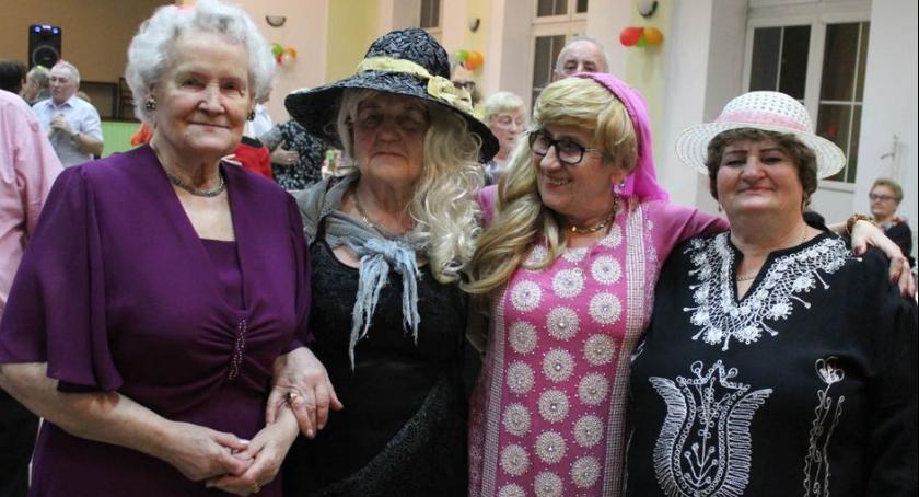 Seniorzy na zabawie