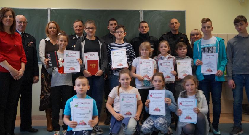 Uczniowie ze strażakami