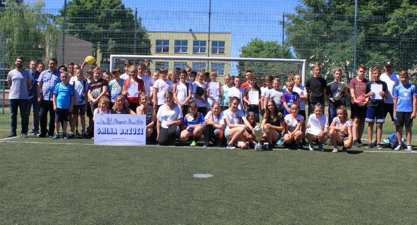 Uczniowie z cennym trofeum