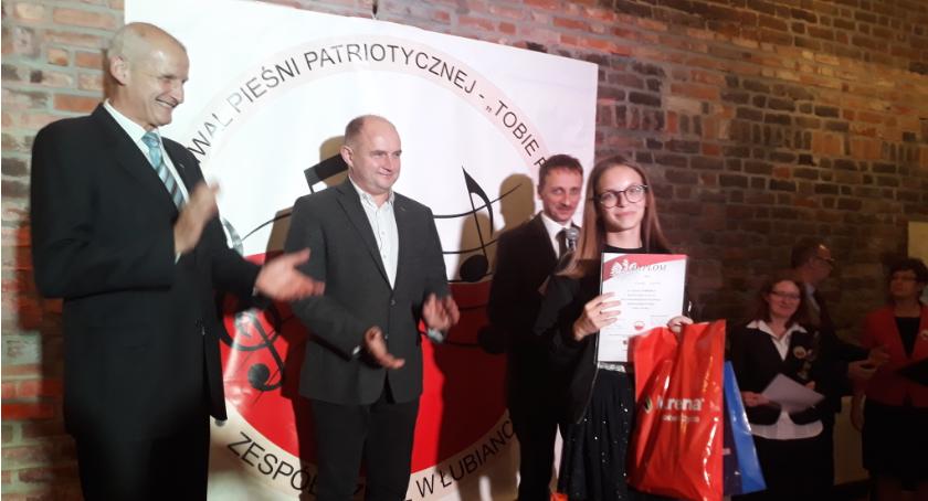 Śpiewali patriotyczne pieśni