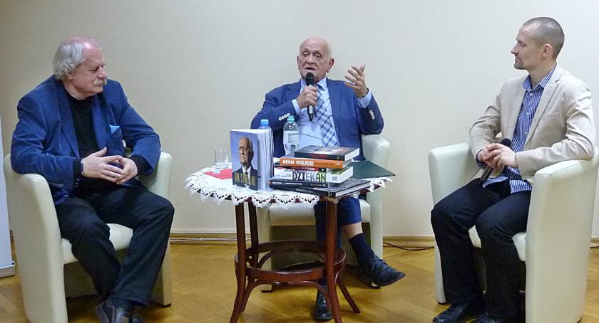 Andrzej Strejlau w bibliotece