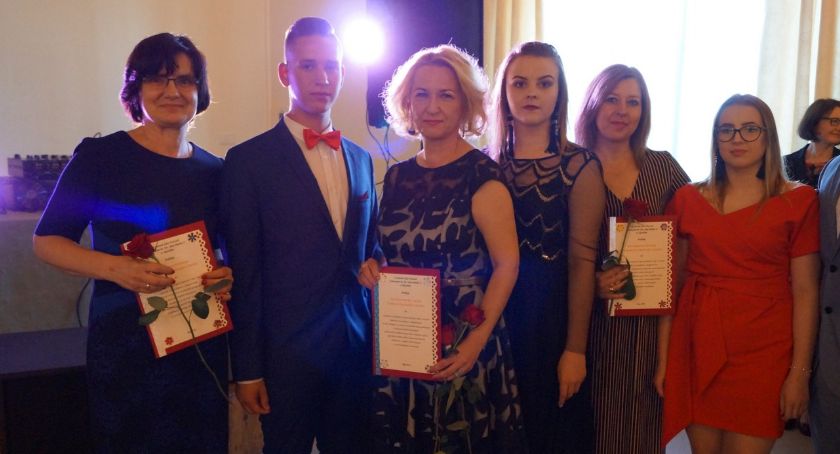 Gimnazjaliści na balu