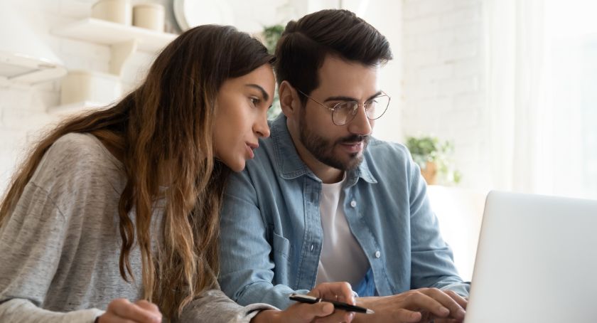 Pożyczka online przy dziurze w budżecie – kiedy warto?