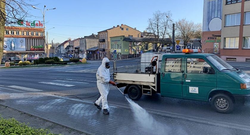 Komes dezynfekuje miasto