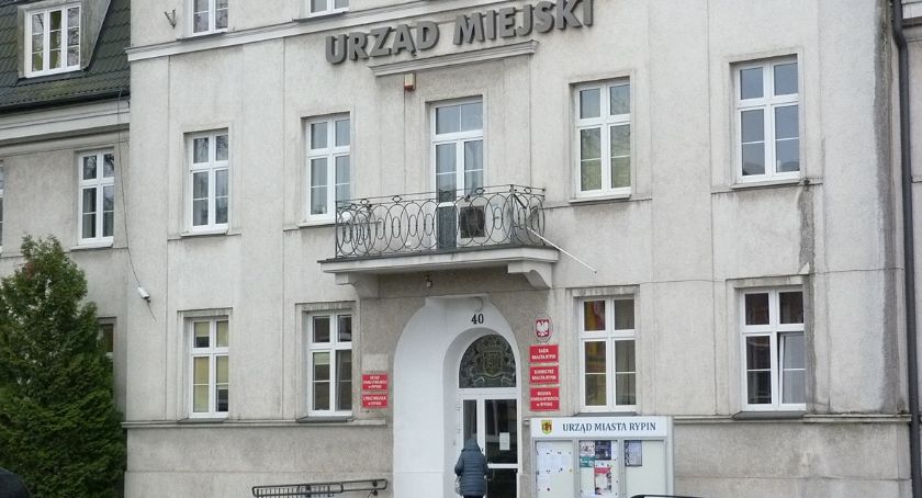 Uchylają seniorom drzwi urzędu