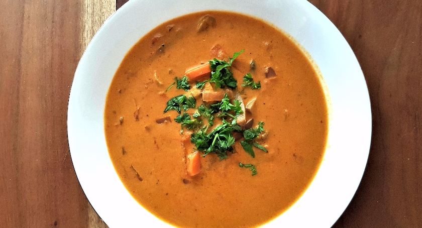 Warzywna zupa z czerwonym curry i mleczkiem kokosowym