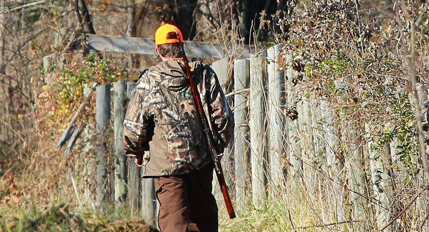 Wypadek podczas polowania. 75- letni mężczyzna został postrzelony 