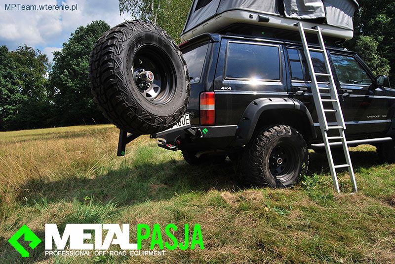 Bagażnik i zderzak w wyprawowym Jeep Cherokee XJ