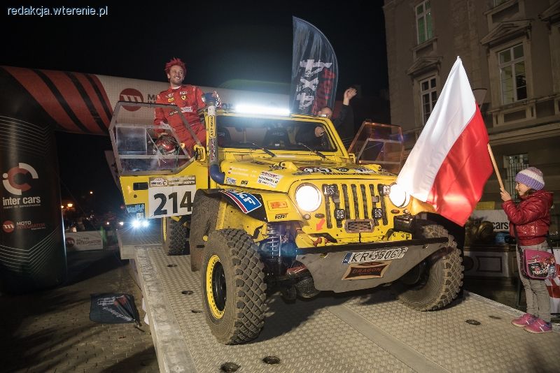 Baja Inter Cars - terenówki na lotnisku