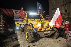 Baja Inter Cars - terenówki na lotnisku