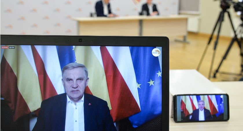 Telewizja Polska budzi obrzydzenie Tadeusza Truskolaskiego, dlatego on sam lajkuje zupełnie „nieobrzydliwe” komentarze