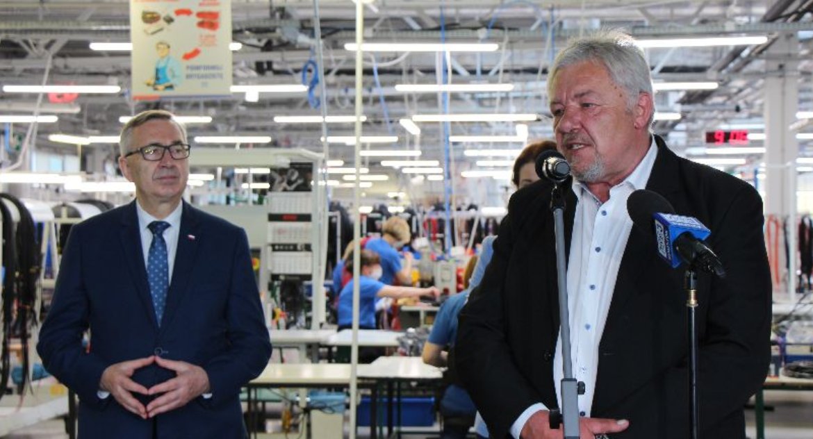 Państwo otworzyło skarbonkę, do której się dokładali. Miliony dla znanego producenta